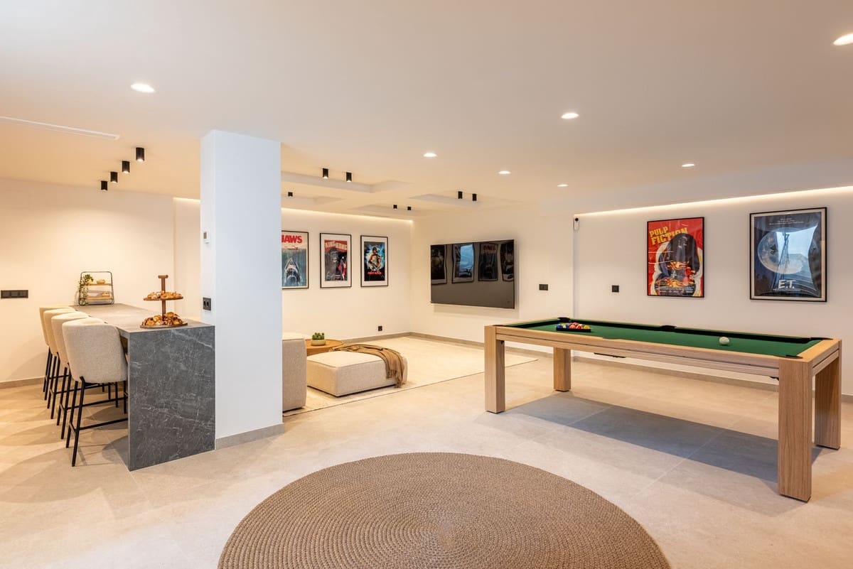 4 bedroom Villa for sale in Nueva Andalucia with garage - € 3,495,000 (Ref: 9544531)