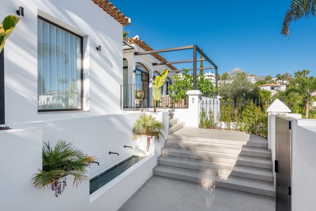 4 bedroom Villa for sale in Nueva Andalucia with garage - € 3,495,000 (Ref: 9544531)