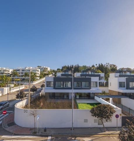 4 bedroom Townhouse for sale in Estepona - € 1,050,000 (Ref: 9598115)