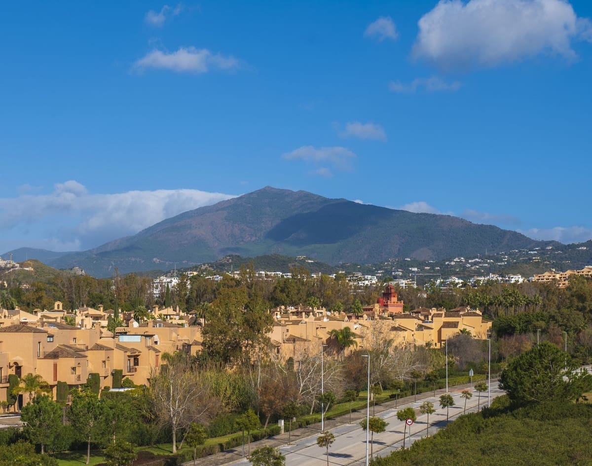 4 bedroom Townhouse for sale in Estepona - € 1,050,000 (Ref: 9598115)