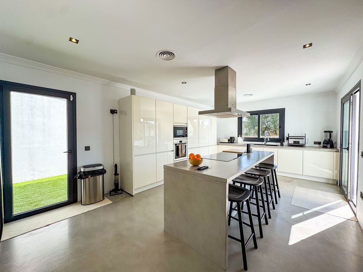 5 Zimmer Villa zu verkaufen in Estepona - 995.000 € (Ref: 9641047)