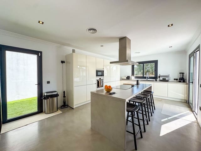 5 Zimmer Villa zu verkaufen in Estepona - 995.000 € (Ref: 9641047)