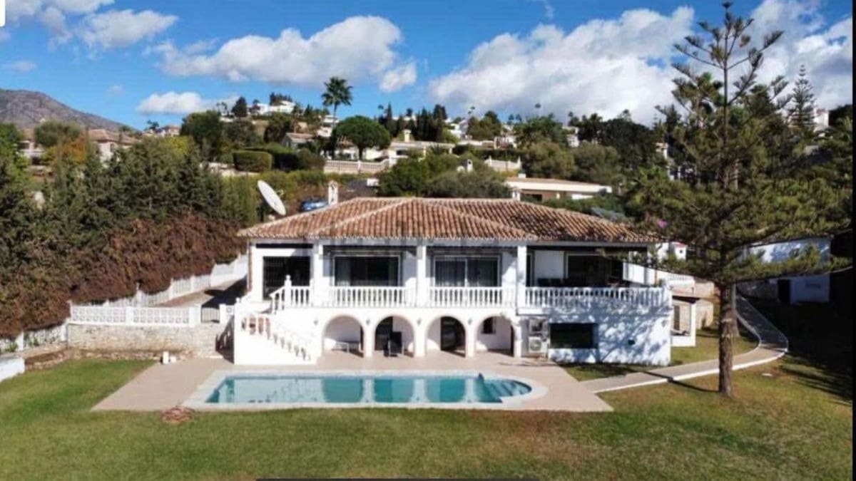 6 makuuhuone Huvila myytävänä paikassa Mijas mukana 
autotalli - 1 450 000 € (Ref: 9677894)