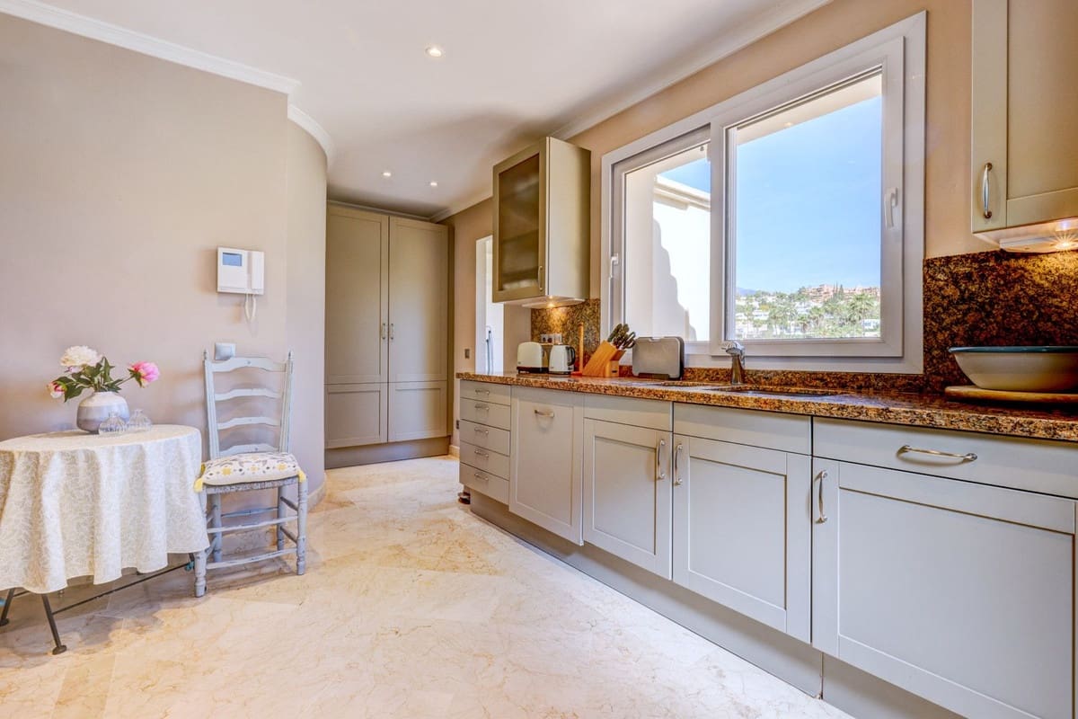 3 chambre Appartement à vendre à Nueva Andalucia avec garage - 1 900 000 € (Ref: 9793778)