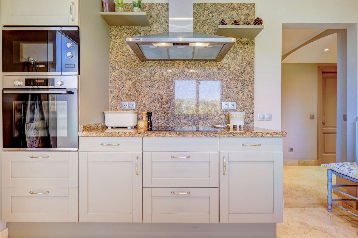 3 chambre Appartement à vendre à Nueva Andalucia avec garage - 1 900 000 € (Ref: 9793778)