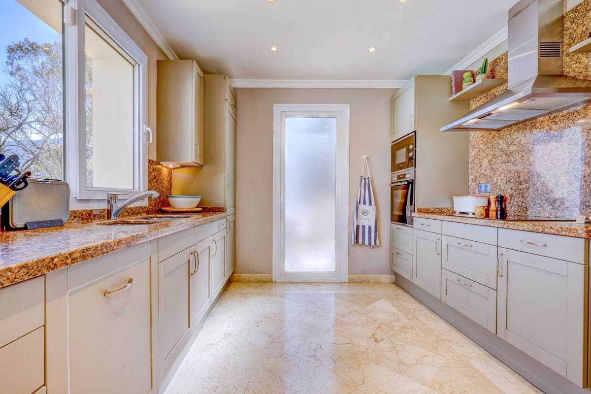 3 chambre Appartement à vendre à Nueva Andalucia avec garage - 1 900 000 € (Ref: 9793778)