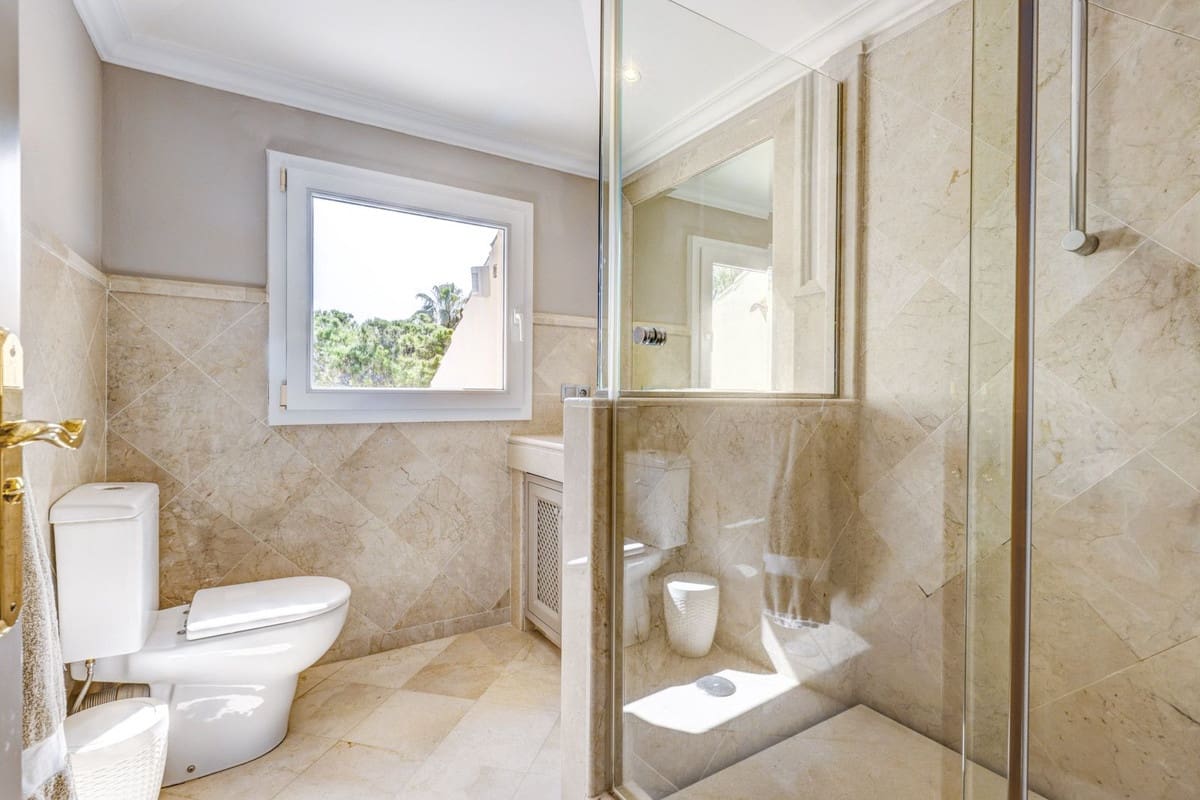 3 chambre Appartement à vendre à Nueva Andalucia avec garage - 1 900 000 € (Ref: 9793778)