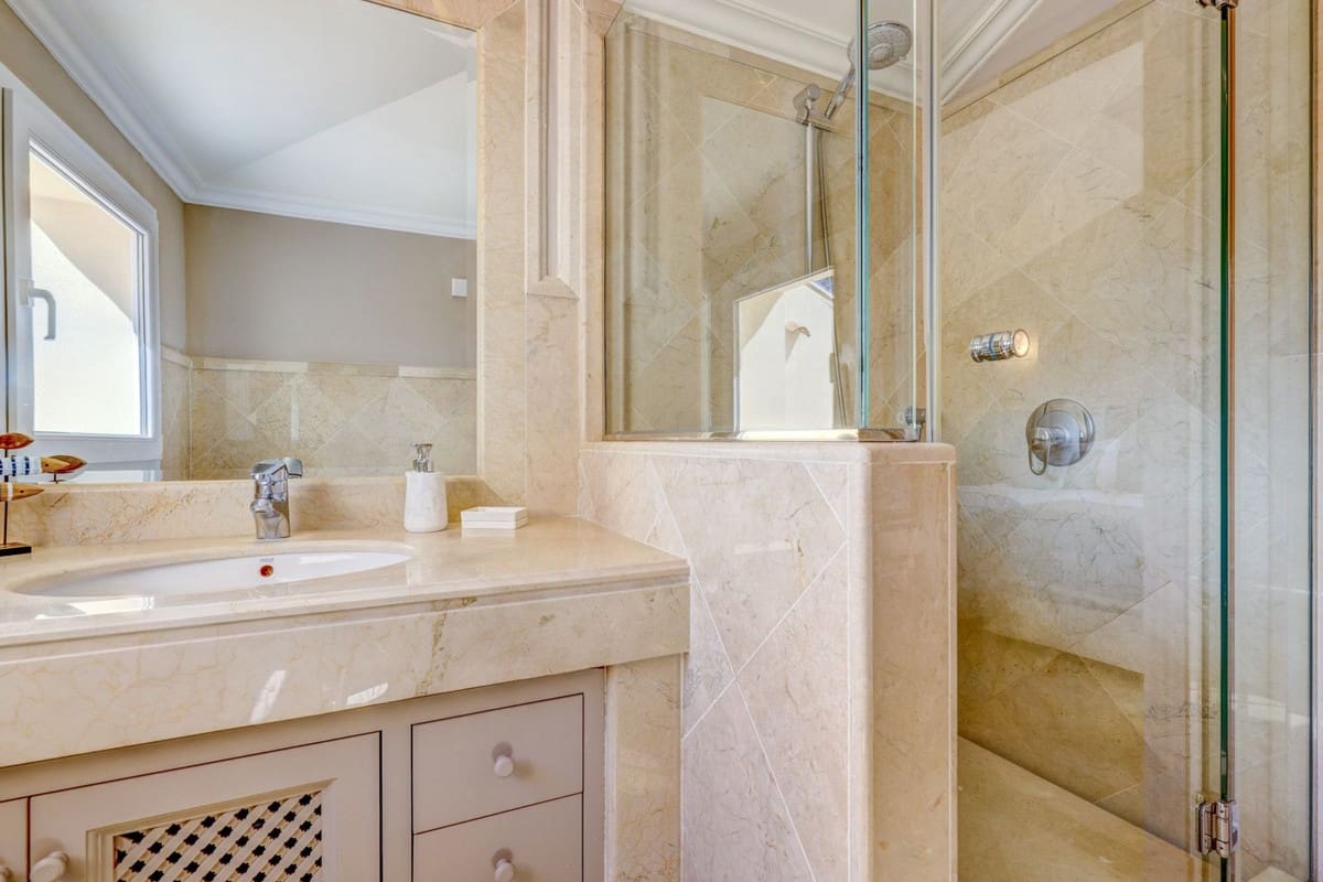 3 chambre Appartement à vendre à Nueva Andalucia avec garage - 1 900 000 € (Ref: 9793778)