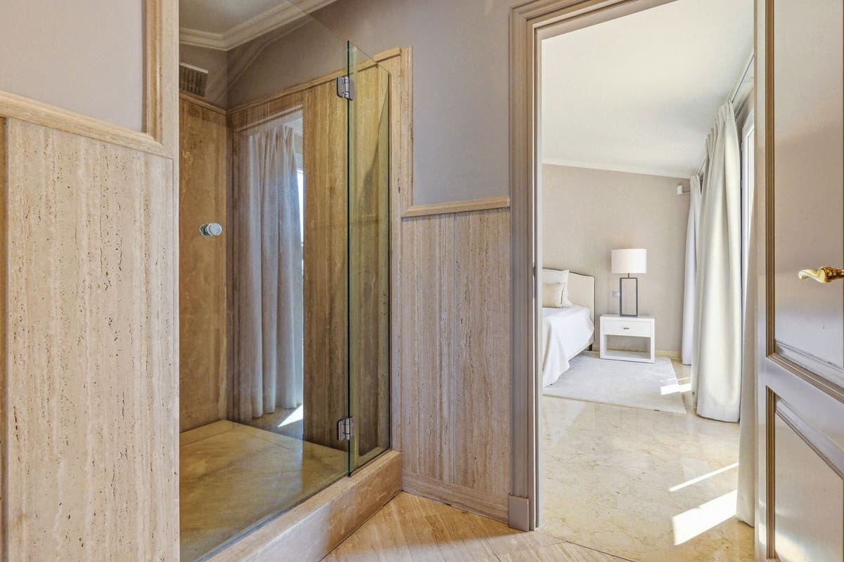 3 chambre Appartement à vendre à Nueva Andalucia avec garage - 1 900 000 € (Ref: 9793778)