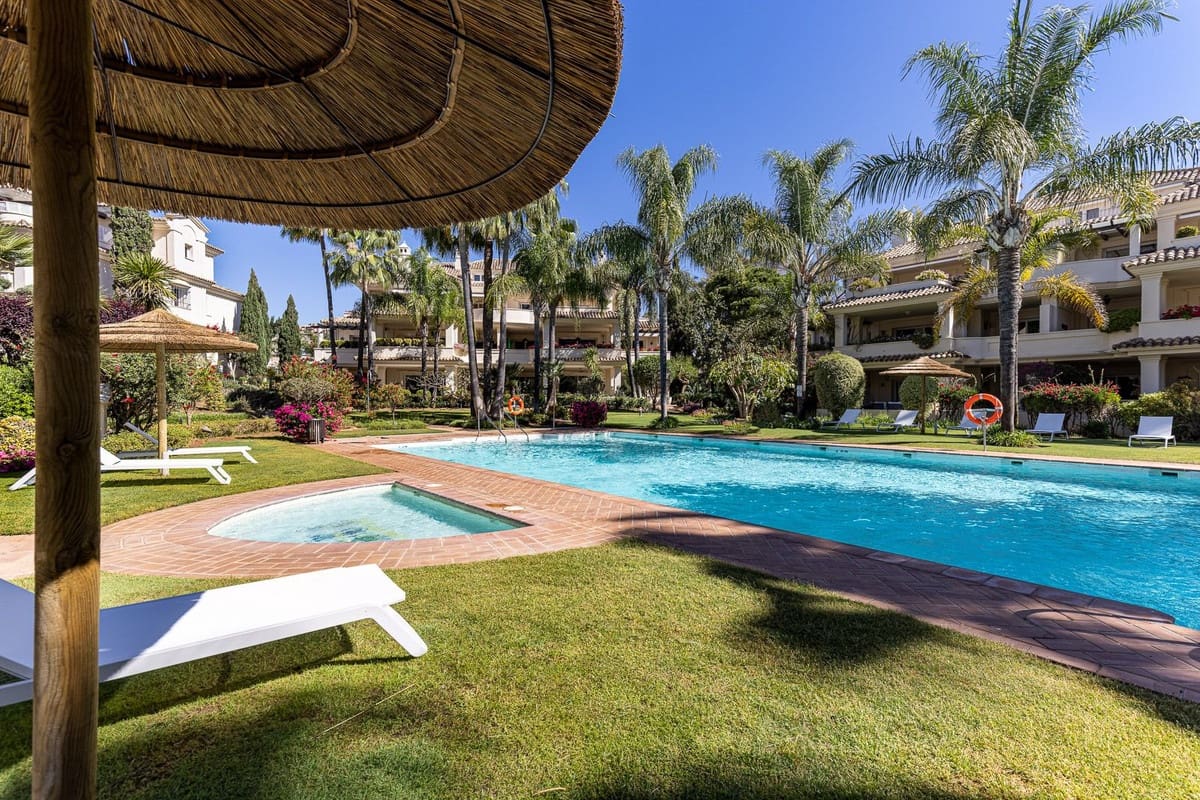 3 chambre Appartement à vendre à Nueva Andalucia avec garage - 1 900 000 € (Ref: 9793778)