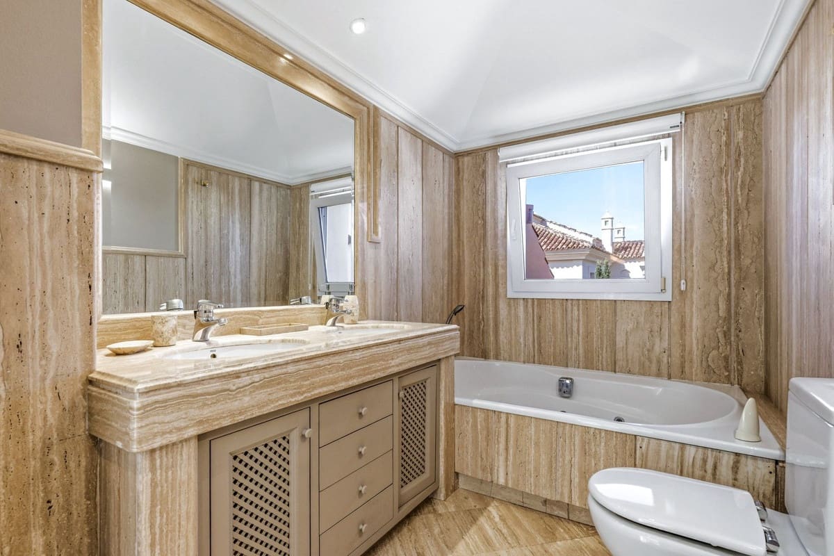 3 chambre Appartement à vendre à Nueva Andalucia avec garage - 1 900 000 € (Ref: 9793778)