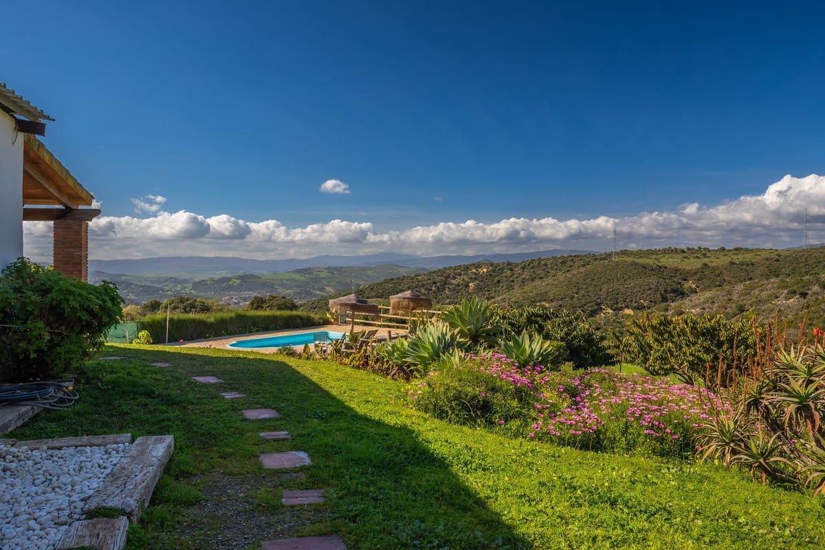 8 bedroom Commercial for sale in Casares - € 1,885,000 (Ref: 9926465)