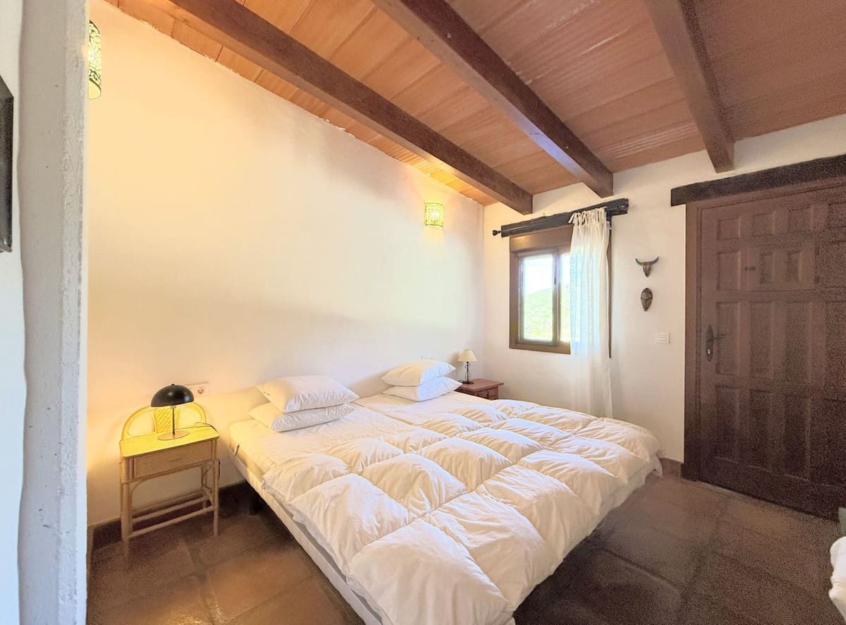 8 bedroom Commercial for sale in Casares - € 1,885,000 (Ref: 9926465)