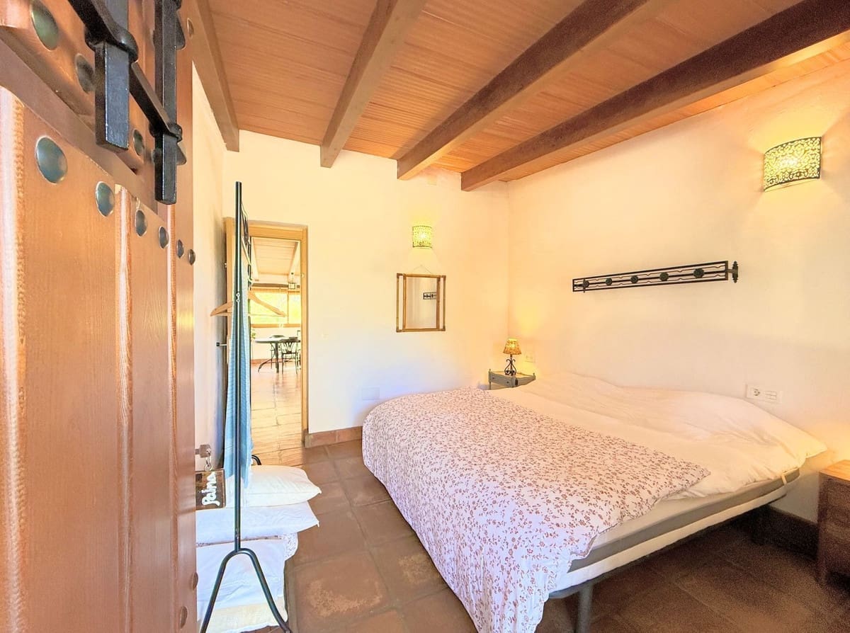 8 bedroom Commercial for sale in Casares - € 1,885,000 (Ref: 9926465)