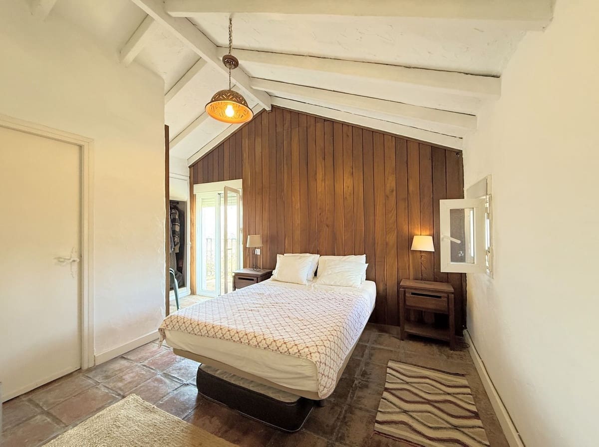 8 bedroom Commercial for sale in Casares - € 1,885,000 (Ref: 9926465)