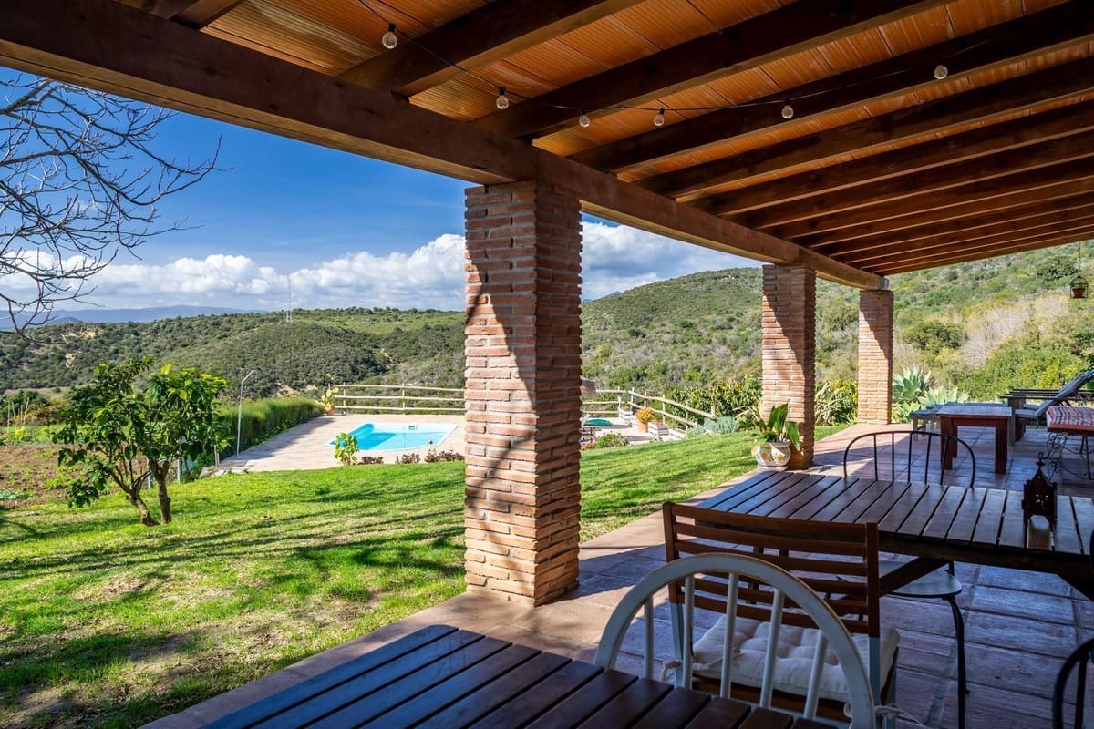 8 bedroom Commercial for sale in Casares - € 1,885,000 (Ref: 9926465)