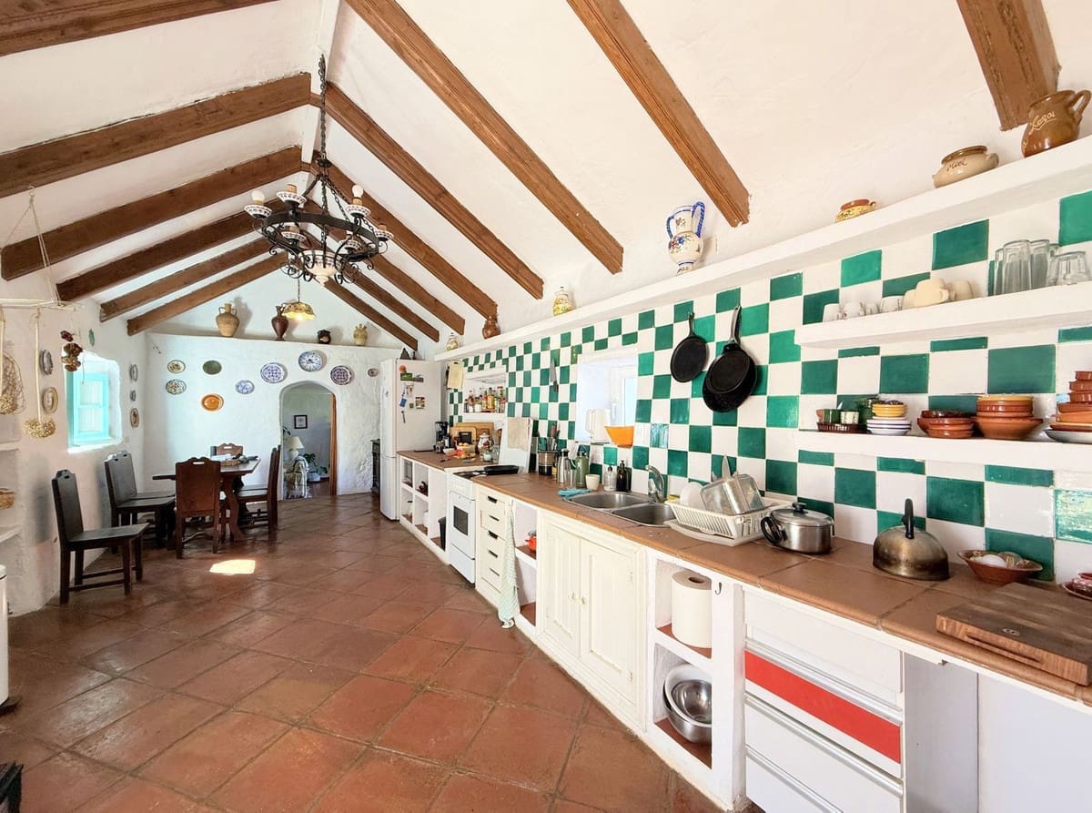 8 bedroom Commercial for sale in Casares - € 1,885,000 (Ref: 9926465)