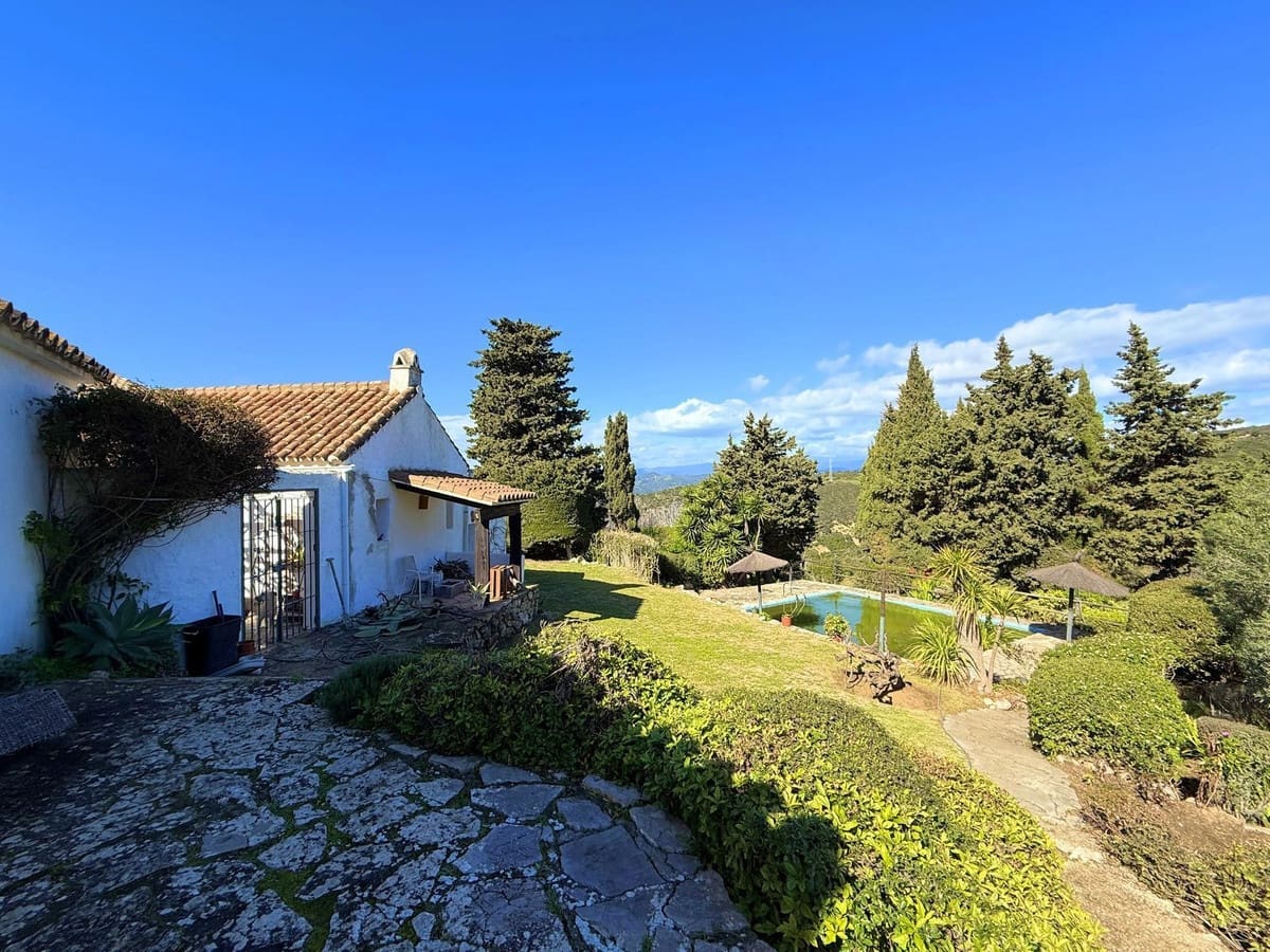 8 bedroom Commercial for sale in Casares - € 1,885,000 (Ref: 9926465)