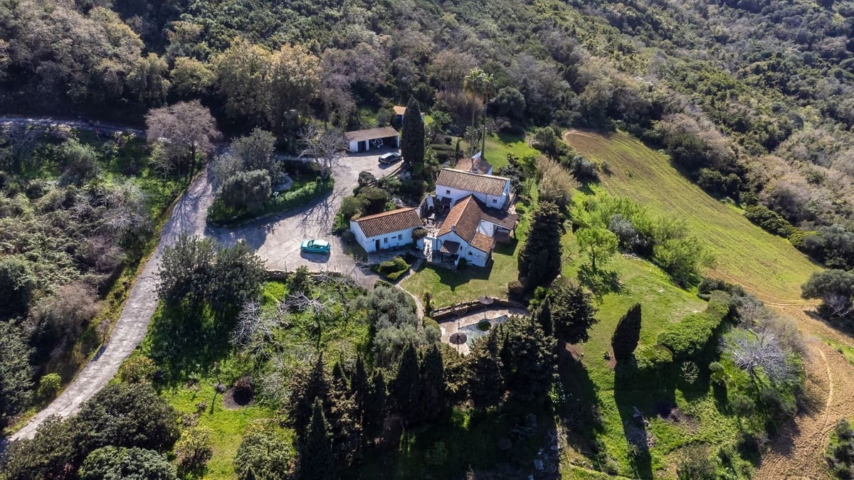 8 bedroom Commercial for sale in Casares - € 1,885,000 (Ref: 9926465)