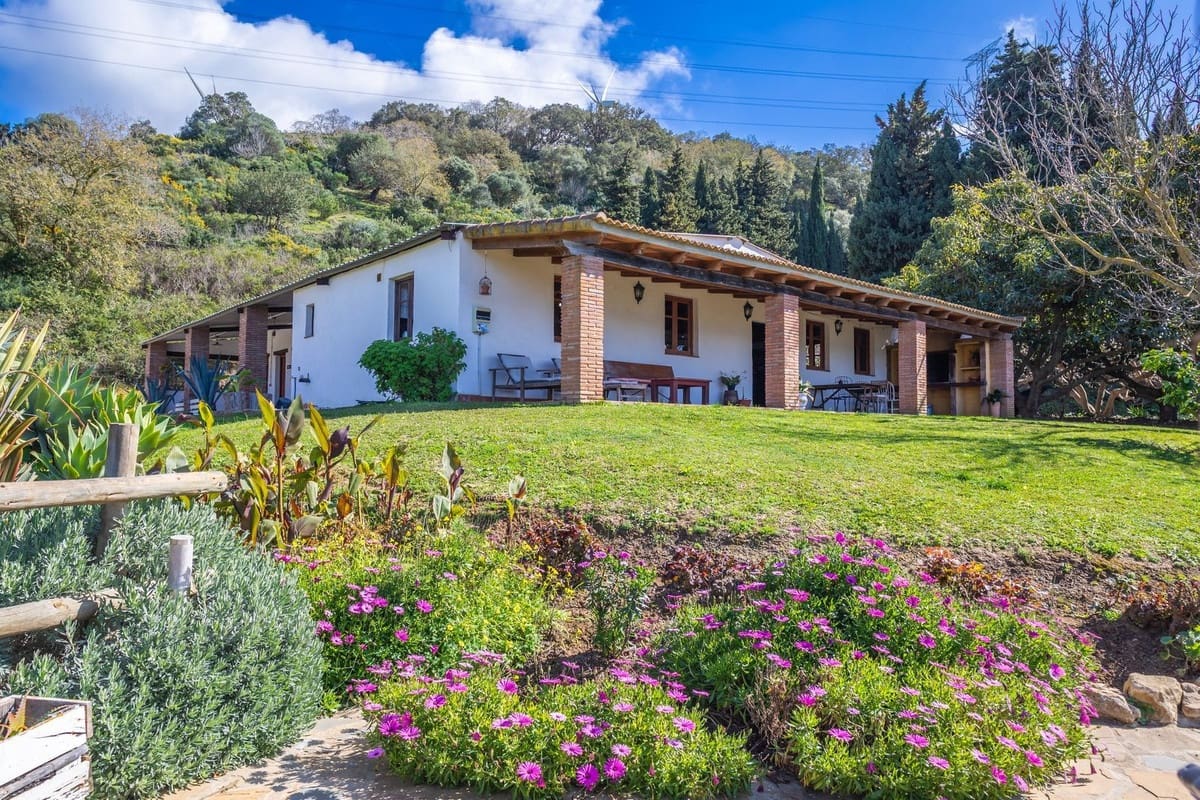 8 bedroom Commercial for sale in Casares - € 1,885,000 (Ref: 9926465)