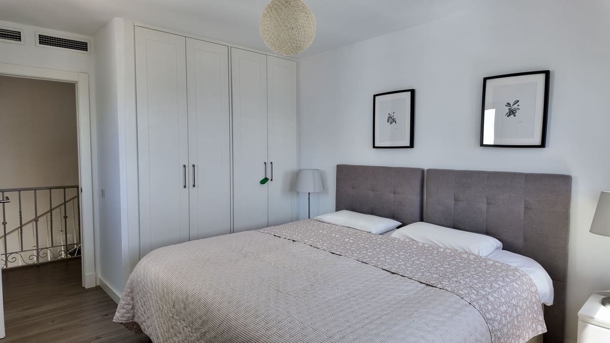 4 bedroom Apartment for sale in La Duquesa / Puerto de la Duquesa with garage - € 950,000 (Ref: 9926474)
