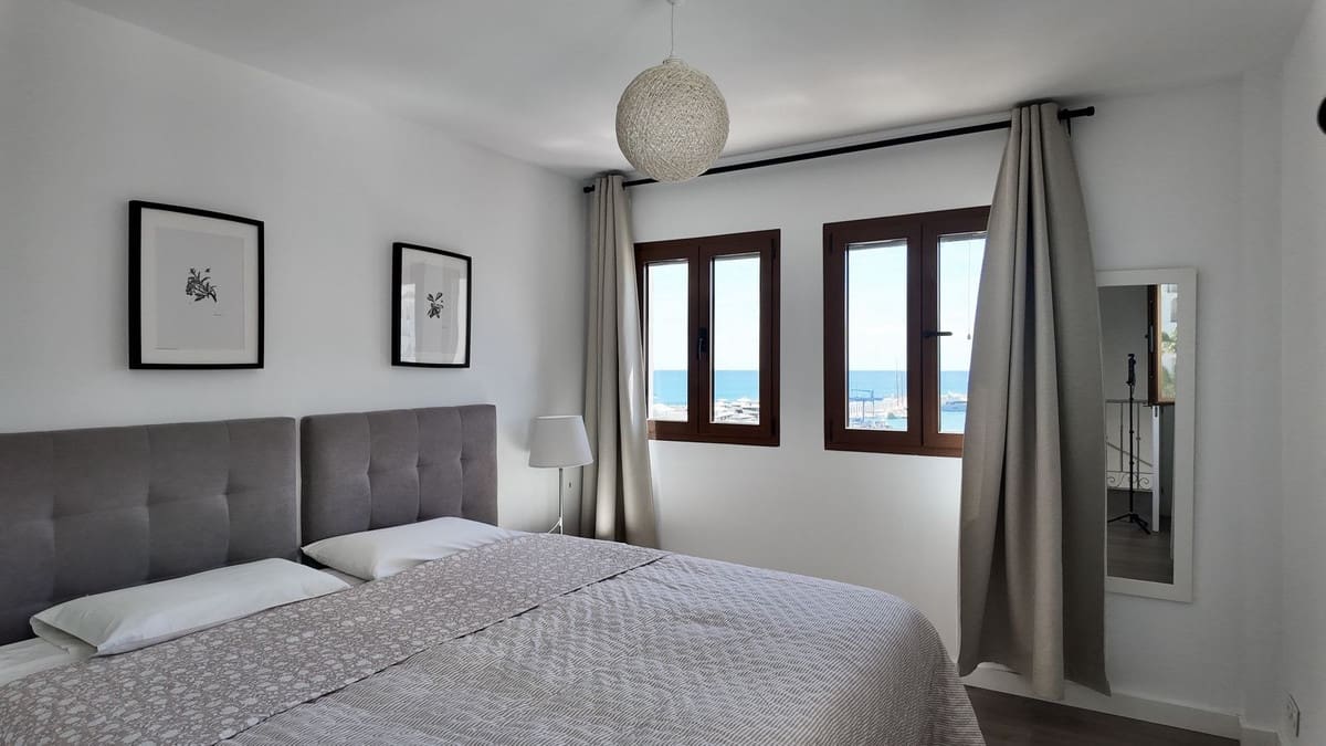 4 bedroom Apartment for sale in La Duquesa / Puerto de la Duquesa with garage - € 950,000 (Ref: 9926474)