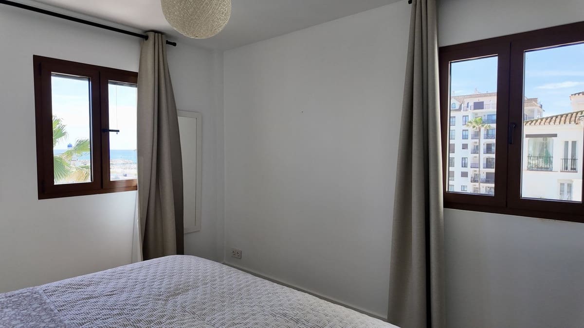 4 bedroom Apartment for sale in La Duquesa / Puerto de la Duquesa with garage - € 950,000 (Ref: 9926474)