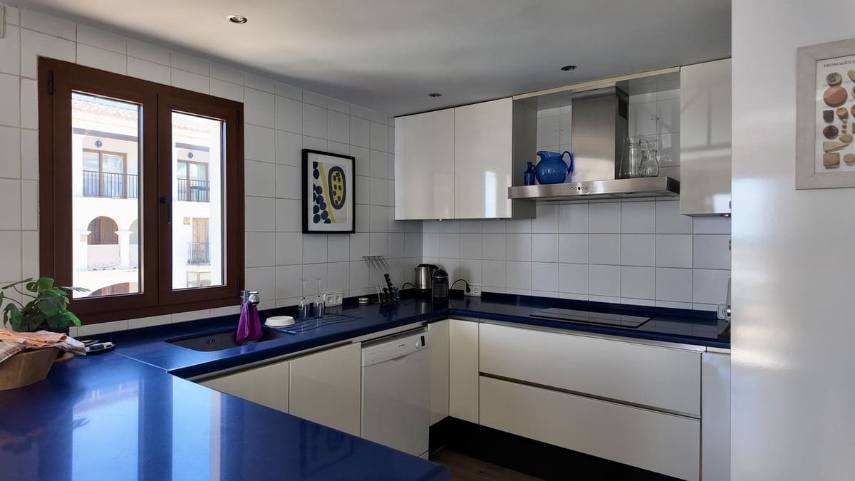 4 bedroom Apartment for sale in La Duquesa / Puerto de la Duquesa with garage - € 950,000 (Ref: 9926474)