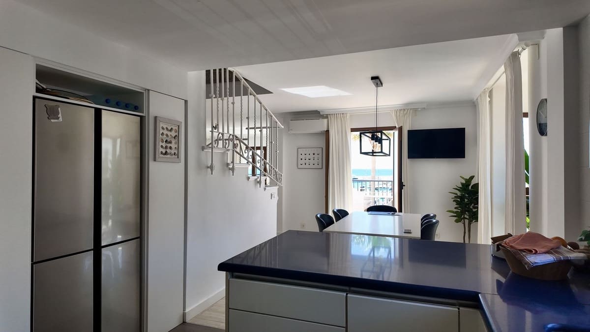 4 bedroom Apartment for sale in La Duquesa / Puerto de la Duquesa with garage - € 950,000 (Ref: 9926474)