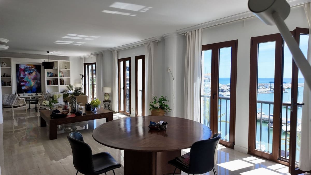 4 bedroom Apartment for sale in La Duquesa / Puerto de la Duquesa with garage - € 950,000 (Ref: 9926474)