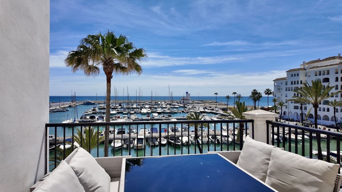 4 bedroom Apartment for sale in La Duquesa / Puerto de la Duquesa with garage - € 950,000 (Ref: 9926474)