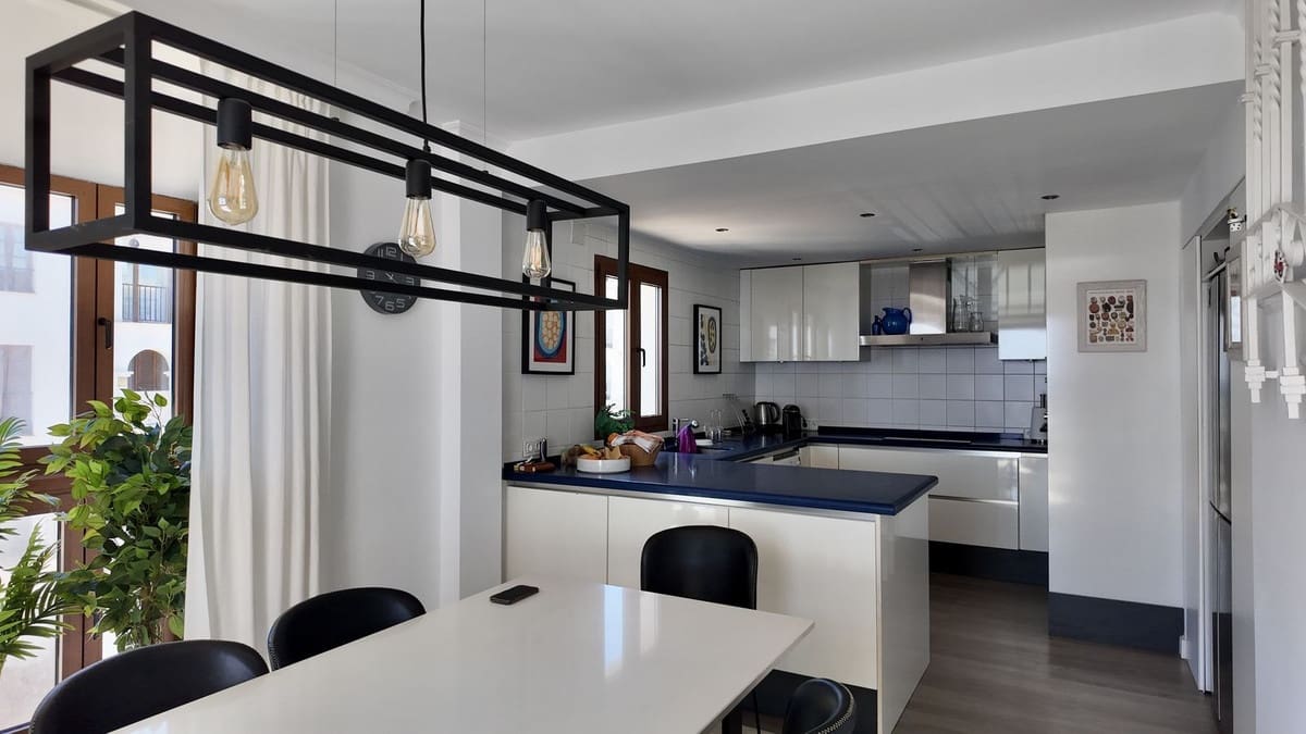 4 bedroom Apartment for sale in La Duquesa / Puerto de la Duquesa with garage - € 950,000 (Ref: 9926474)