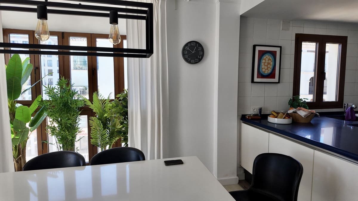 4 bedroom Apartment for sale in La Duquesa / Puerto de la Duquesa with garage - € 950,000 (Ref: 9926474)