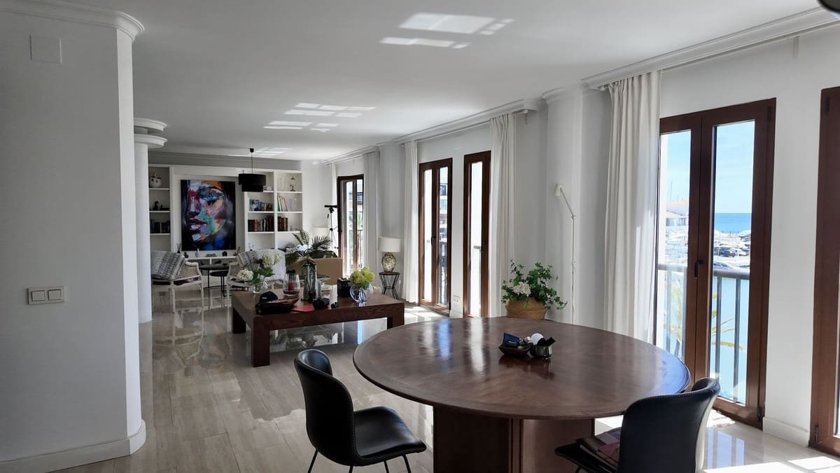 4 bedroom Apartment for sale in La Duquesa / Puerto de la Duquesa with garage - € 950,000 (Ref: 9926474)