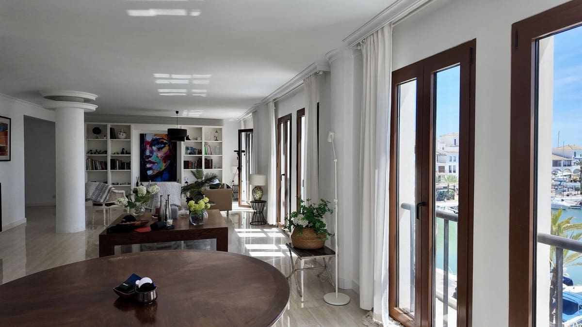4 bedroom Apartment for sale in La Duquesa / Puerto de la Duquesa with garage - € 950,000 (Ref: 9926474)