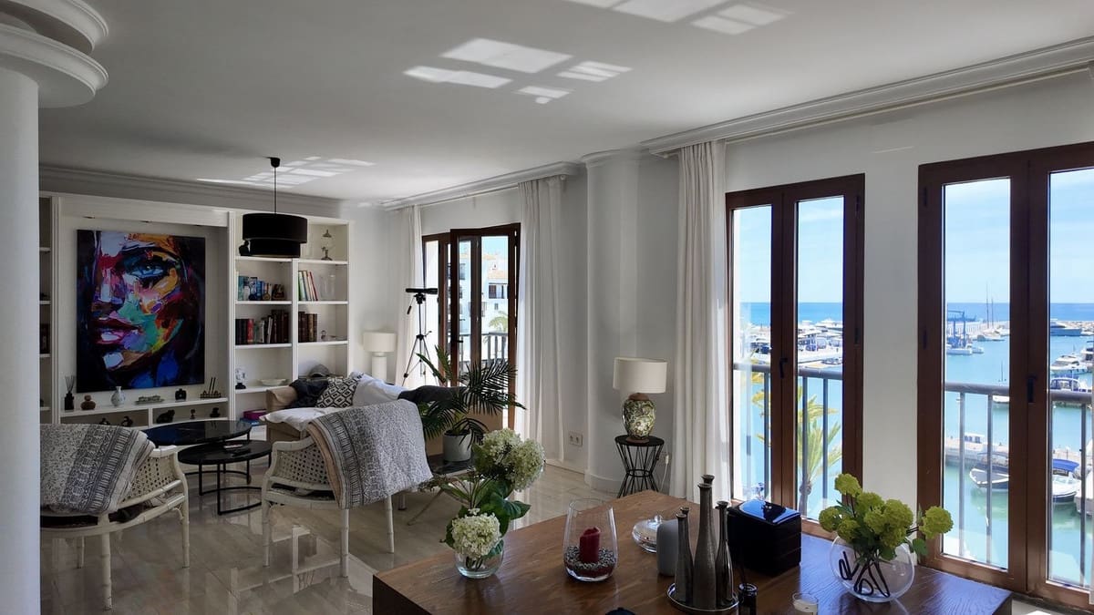 4 bedroom Apartment for sale in La Duquesa / Puerto de la Duquesa with garage - € 950,000 (Ref: 9926474)