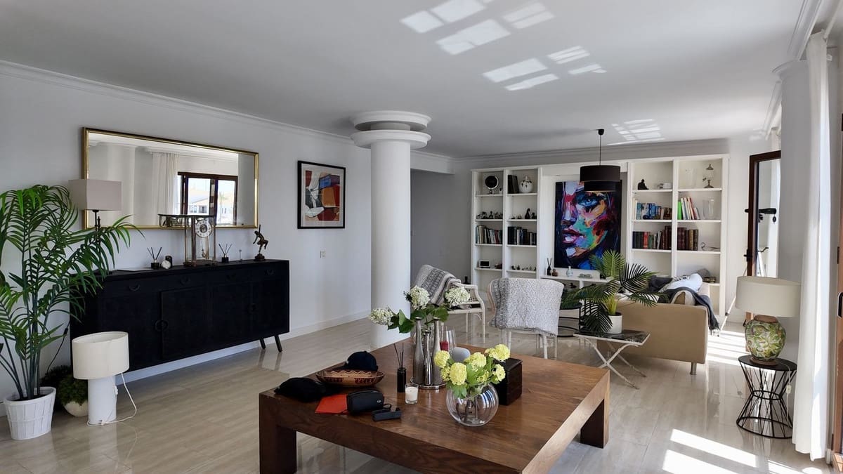 4 bedroom Apartment for sale in La Duquesa / Puerto de la Duquesa with garage - € 950,000 (Ref: 9926474)