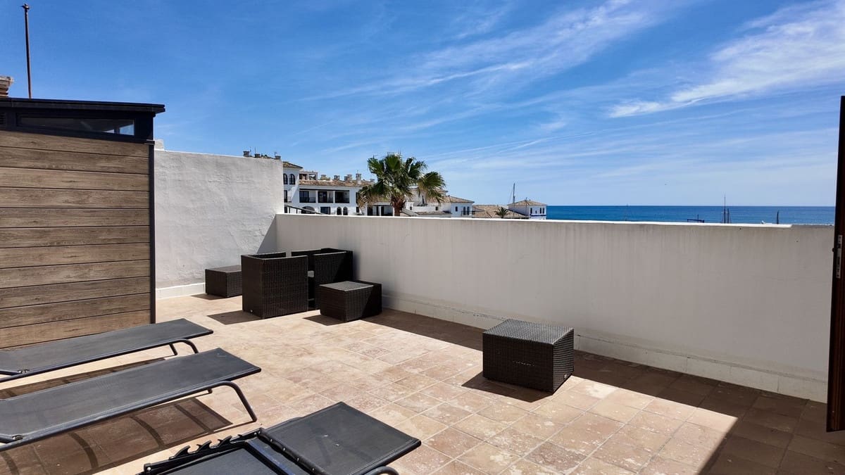 4 bedroom Apartment for sale in La Duquesa / Puerto de la Duquesa with garage - € 950,000 (Ref: 9926474)