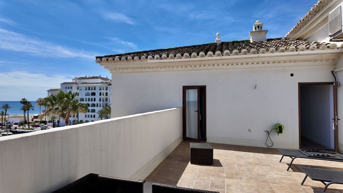 4 bedroom Apartment for sale in La Duquesa / Puerto de la Duquesa with garage - € 950,000 (Ref: 9926474)