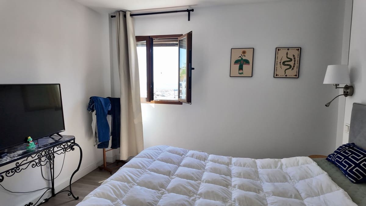 4 bedroom Apartment for sale in La Duquesa / Puerto de la Duquesa with garage - € 950,000 (Ref: 9926474)