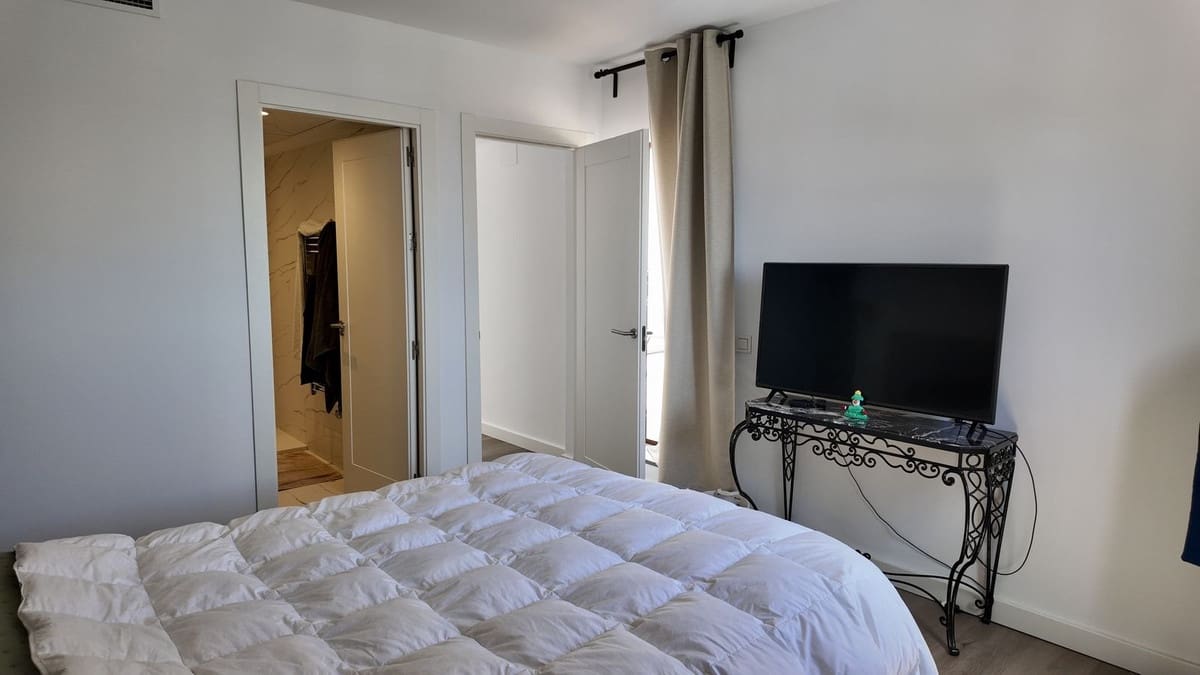 4 bedroom Apartment for sale in La Duquesa / Puerto de la Duquesa with garage - € 950,000 (Ref: 9926474)