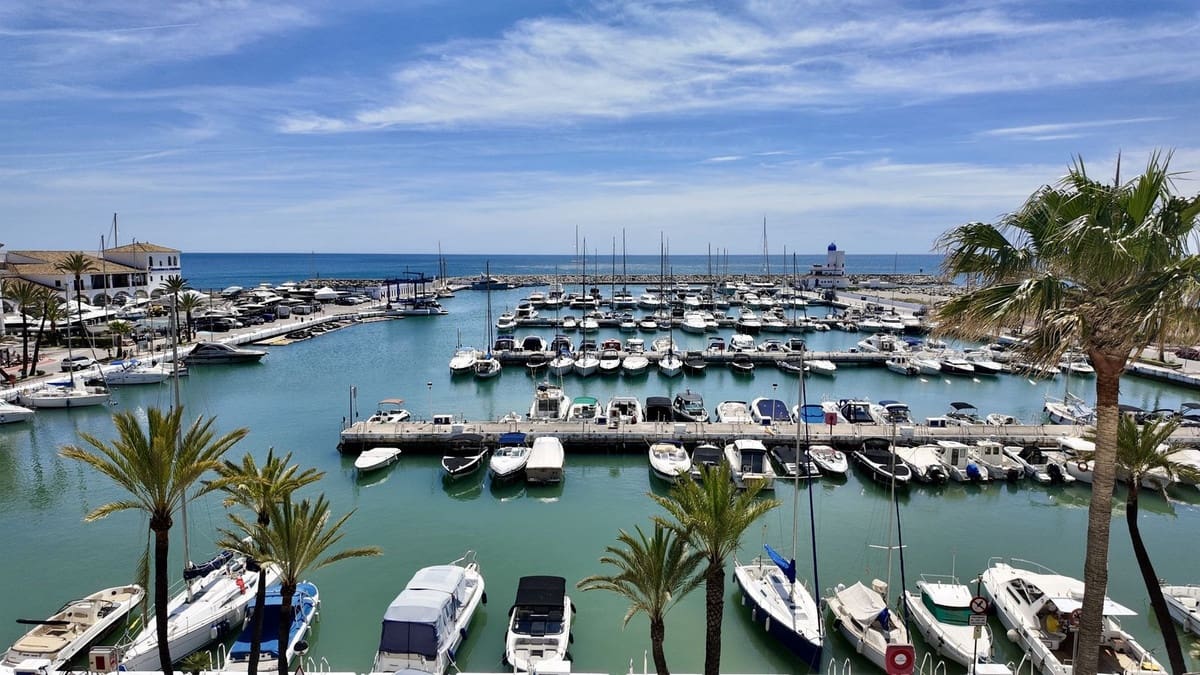 4 bedroom Apartment for sale in La Duquesa / Puerto de la Duquesa with garage - € 950,000 (Ref: 9926474)