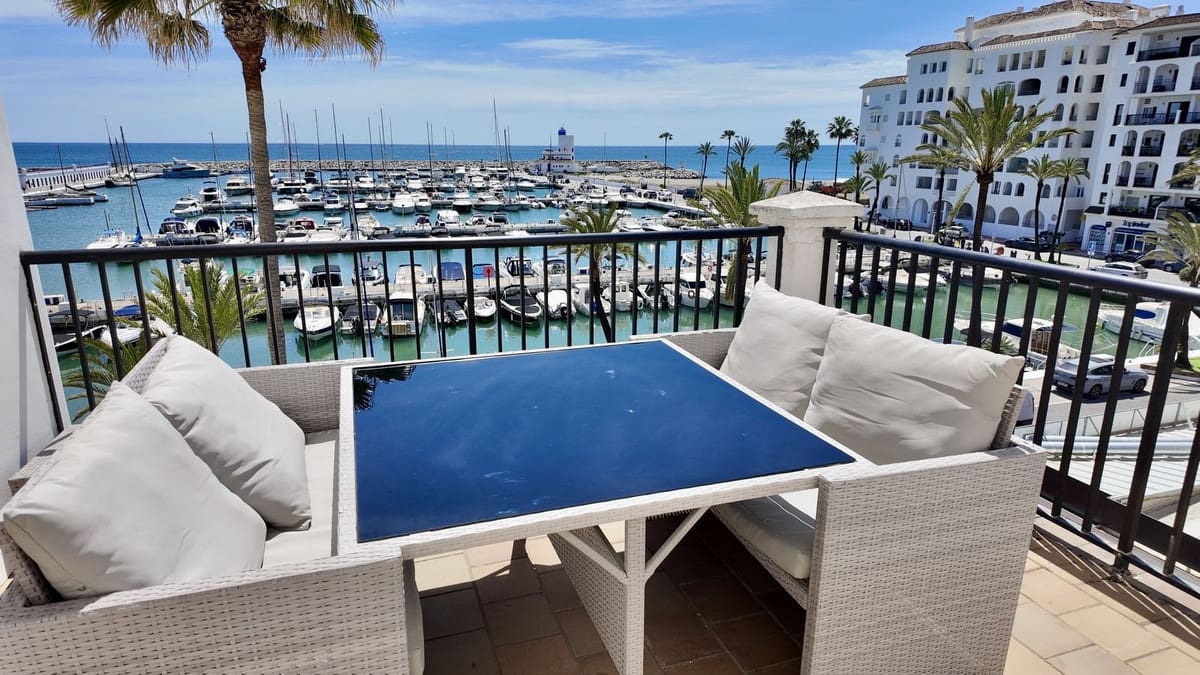 4 bedroom Apartment for sale in La Duquesa / Puerto de la Duquesa with garage - € 950,000 (Ref: 9926474)