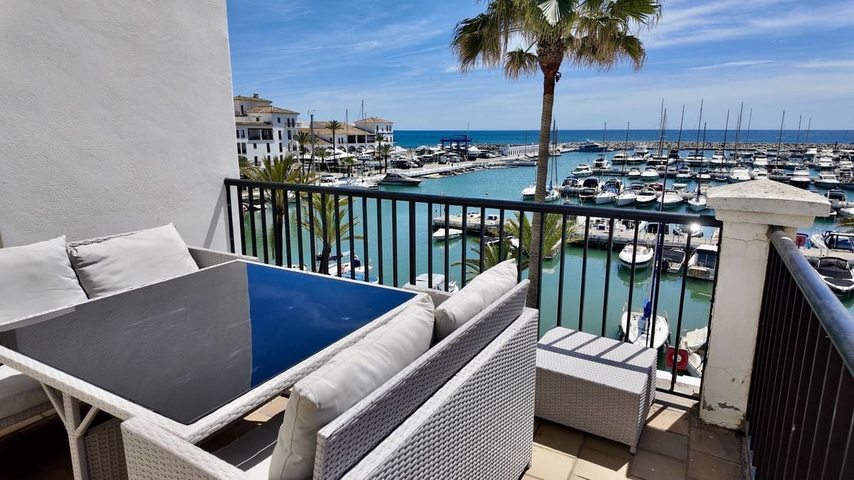4 bedroom Apartment for sale in La Duquesa / Puerto de la Duquesa with garage - € 950,000 (Ref: 9926474)