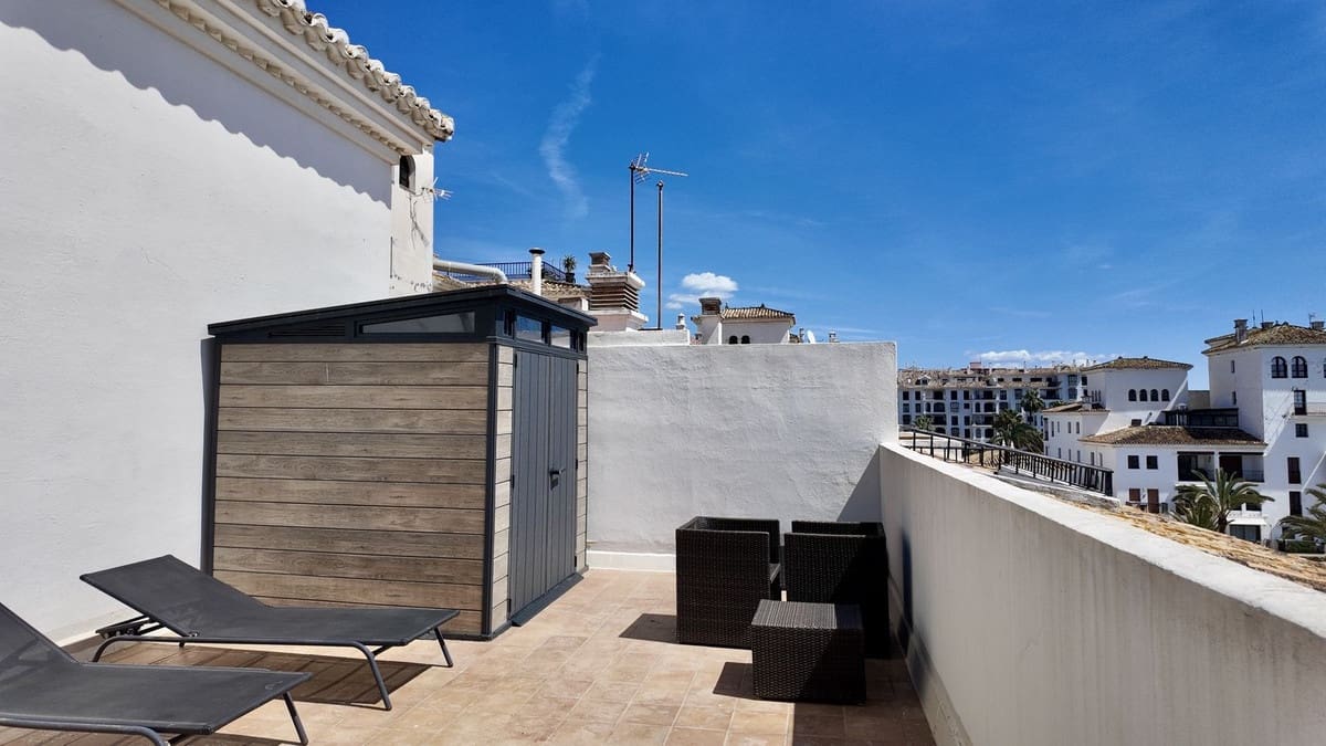 4 bedroom Apartment for sale in La Duquesa / Puerto de la Duquesa with garage - € 950,000 (Ref: 9926474)