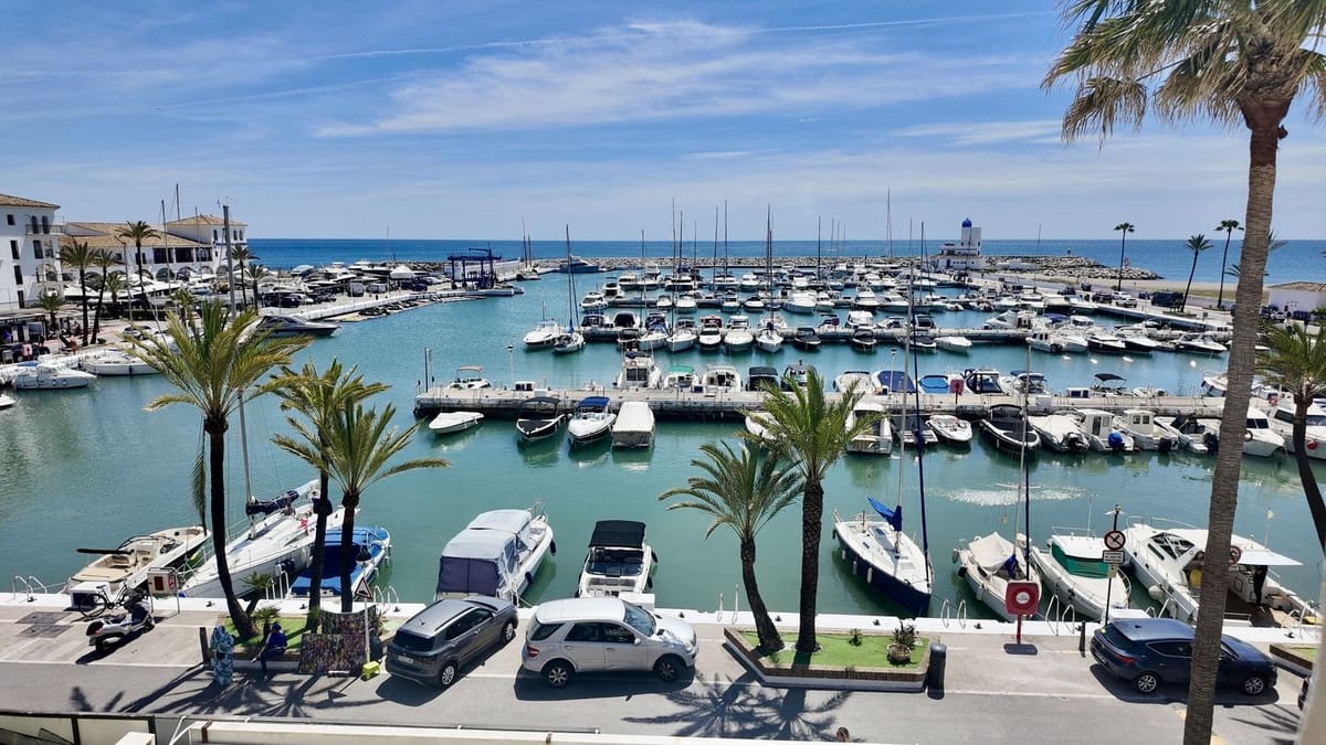 4 bedroom Apartment for sale in La Duquesa / Puerto de la Duquesa with garage - € 950,000 (Ref: 9926474)