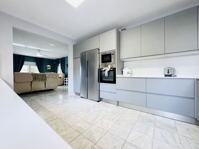 4 soverom Villa til salgs i La Duquesa / Puerto de la Duquesa, Manilva med garasje - € 860 000 (Ref: 9926476)