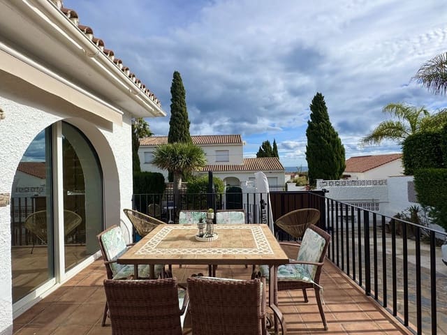 4 soverom Villa til salgs i La Duquesa / Puerto de la Duquesa, Manilva med garasje - € 860 000 (Ref: 9926476)