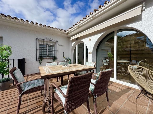 4 soverom Villa til salgs i La Duquesa / Puerto de la Duquesa, Manilva med garasje - € 860 000 (Ref: 9926476)