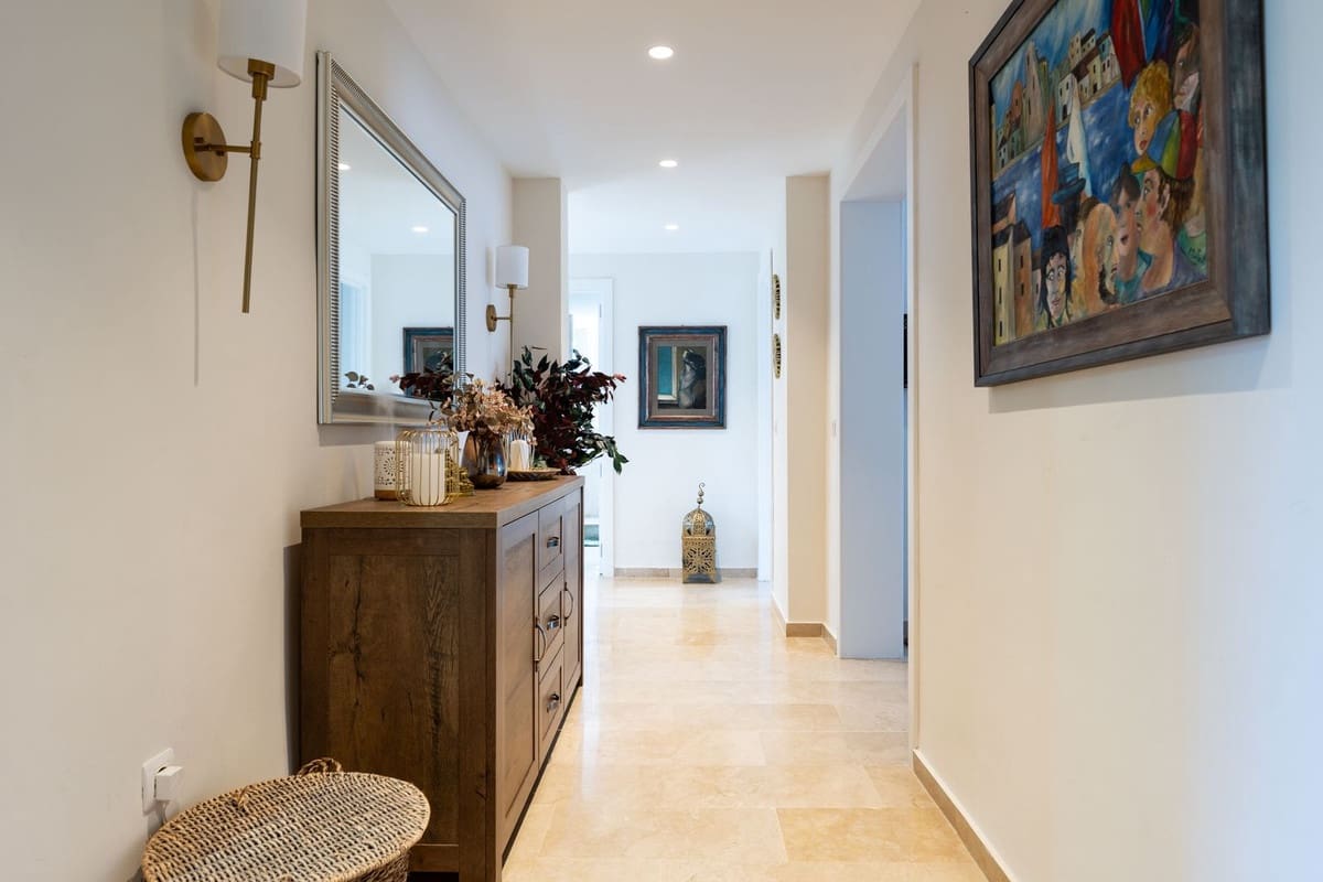 3 bedroom Apartment for sale in Sitio de Calahonda - € 429,000 (Ref: 9928132)